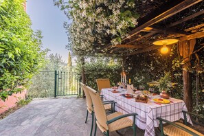 Outdoor dining - Tenuta Bellosguardo (Toscana)