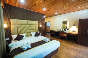 Een hotelkamer met een groot bed, houten plafond en een spiegel.