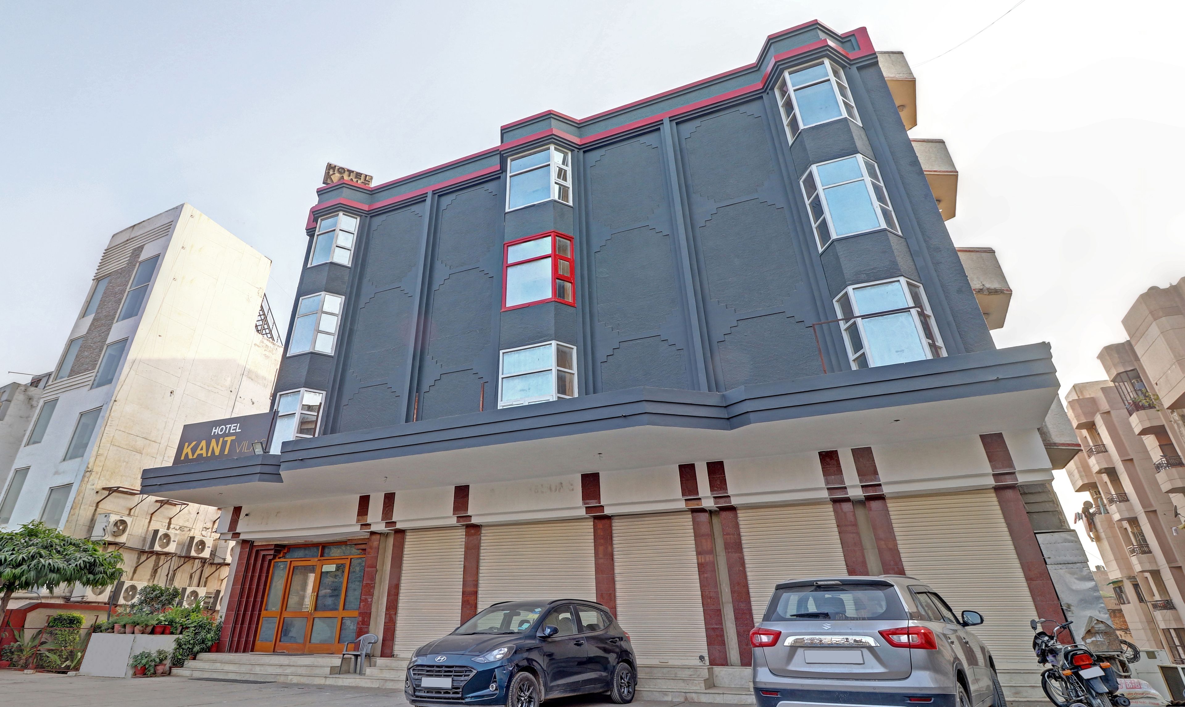 Un hôtel doté d’une façade moderne, de nombreuses fenêtres et d’une entrée imposante.