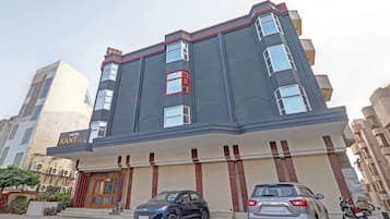 Un hôtel doté d’une façade moderne, de nombreuses fenêtres et d’une entrée imposante.