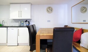 Dining - Huge City-Centre Georgian Townhouse, Perfect for Families, Groups & Contractors (Liverpool)