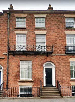 Exterior - Huge City-Centre Georgian Townhouse, Perfect for Families, Groups & Contractors (Liverpool)