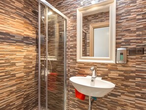 Bathroom - Bed and Breakfast 'El Lucero' with Sea View, Wi-Fi and Air Conditioning (Cómpeta)