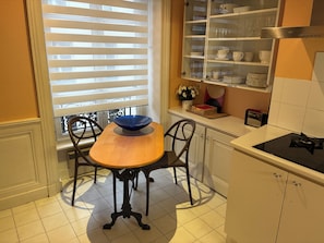 Dining - New Listing (Lyon)