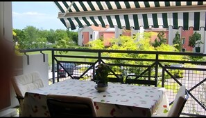 Outdoor dining - Apartment 'Sunny' with Shared Pool, Wi-Fi and Air Conditioning (Cavallino-Treporti)