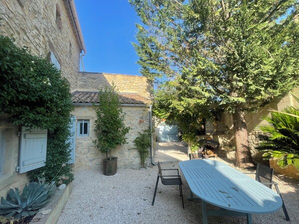 Outdoor dining - New Listing (Belvézet)