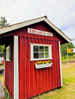 A red wooden building with a white window and a sign above it. - Lillhamra Cottage, in the heart of swedish nature (Lillhamra)