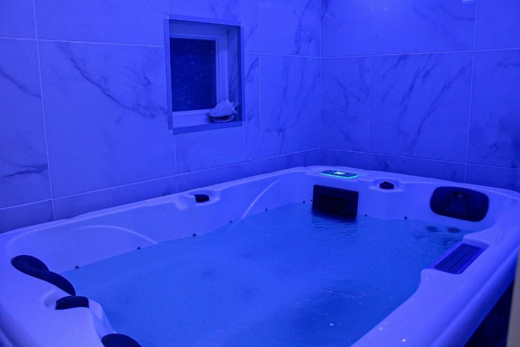 Indoor spa tub