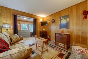 Una habitación acogedora con chimenea, televisión y comedor.