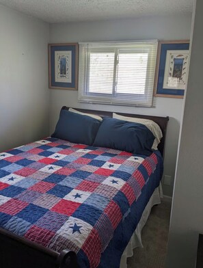 Room - Cozy 2-bedroom cabin in peaceful Linesville with AC (Linesville)