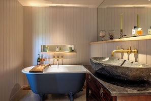 Bathroom - This grade 2 listed Cart shed. Just 4 miles from the city centre of Cambridge. (Cambridge)