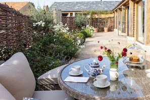 Outdoor dining - This grade 2 listed Cart shed. Just 4 miles from the city centre of Cambridge. (Cambridge)