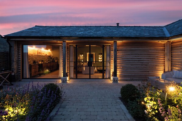 Exterior - This grade 2 listed Cart shed. Just 4 miles from the city centre of Cambridge. (Cambridge)