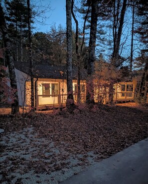 Tucked into the woods off a quiet paved drive - Highlands Time - New 3BR Home 1 Mile to Glen Falls, 5 Min to Downtown Highlands (Highlands)