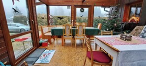 Wintergarten in festlicher Weihnachtsdekoration – Weihnachts- und Silvesteraufen