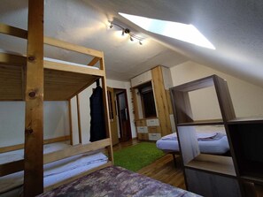Großes Schlafzimmer im Dachgeschoß