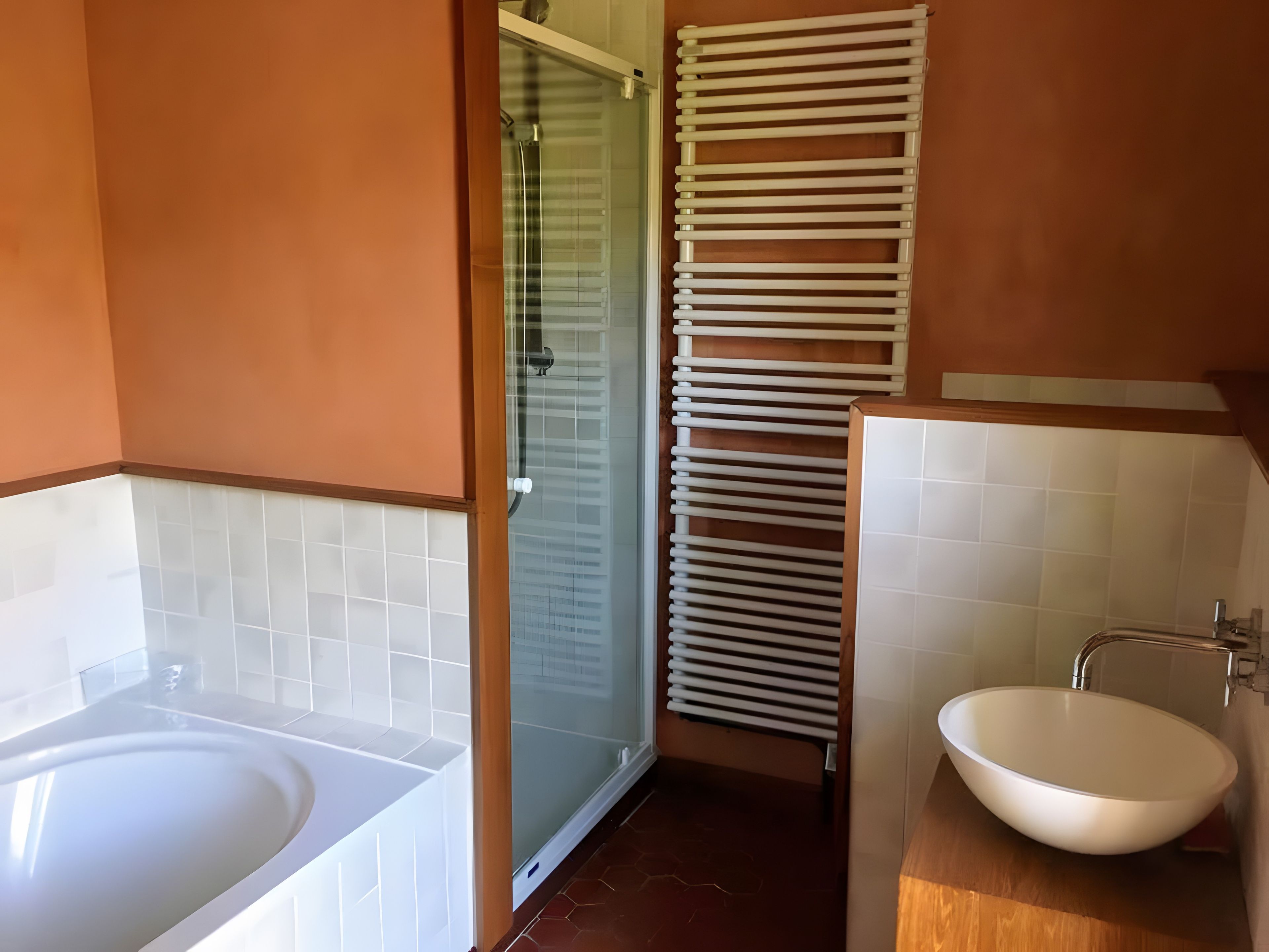 Uma casa de banho com banheira, chuveiro e lavatório.