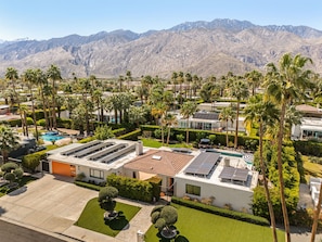 A residential area with multiple houses, a swimming pool, and palm trees. - Palm Springs Oasis | Private Pool, Spa & Game Room (Palm Springs)