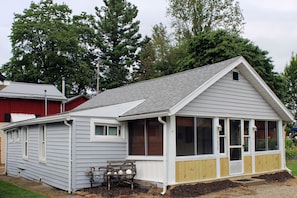 Exterior - Escape to this cozy 3-bedroom home 2 blocks from beautiful Conneaut Lake Park! (Conneaut Lake)