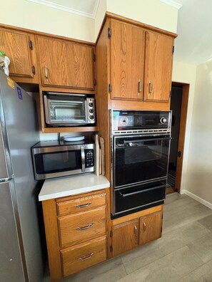Private kitchen - 2 Bedroom Notre Dame game day home in quiet neighborhood 15 minutes away (Mishawaka)