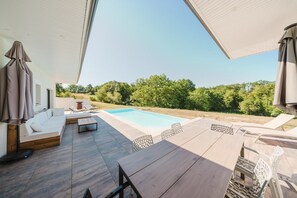Outdoor dining - New Listing (Eyraud-Crempse-Maurens)