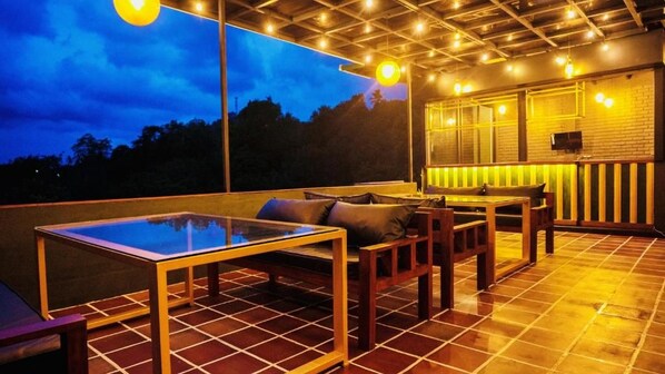 Outdoor dining - High Garden (Gurudeniya)
