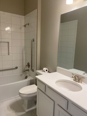 Ein Badezimmer mit einer Badewanne, Toilette und Waschbecken.