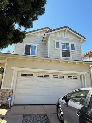 Exterior - Beautiful 3-bedroom house walk to Oxnard Beach Park Great Price n Location (Oxnard)