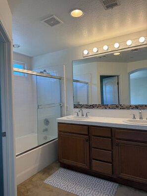 Bathroom - Beautiful 3-bedroom house walk to Oxnard Beach Park Great Price n Location (Oxnard)