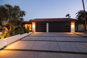 Exterior - Unwind in style in this Mediterranean home nestled in Palm Springs! (Palm Springs)