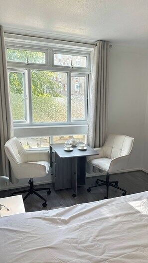 Room - Room-private Bedroom With Shared Facilit (London)
