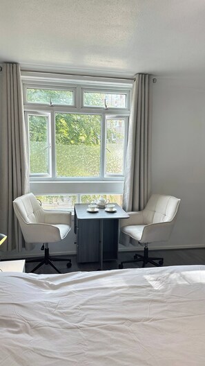 Room - Room-private Bedroom With Shared Facilit (London)