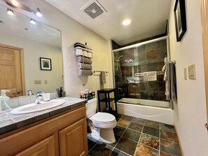 Ein Badezimmer mit Badewanne, Toilette und einer Duschkabine.