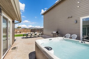 Outdoor dining - Luxury & Acreage w/ Hot Tub, Pickleball, Sleeps 8 (Flagstaff)