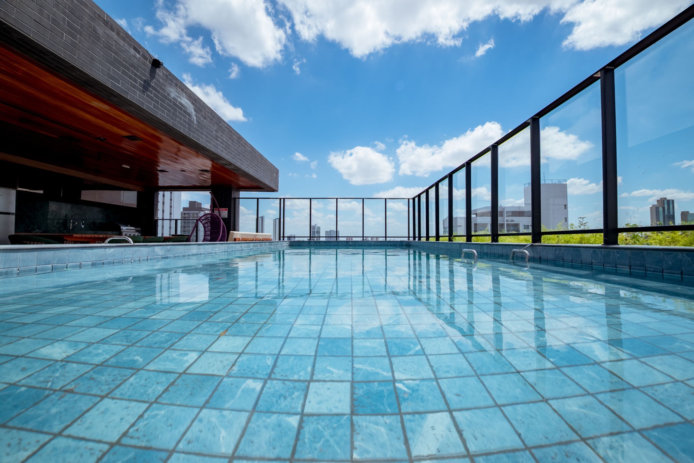 Una piscina en la azotea con vistas al horizonte de la ciudad.