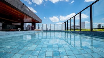 Una piscina en la azotea con vistas al horizonte de la ciudad.