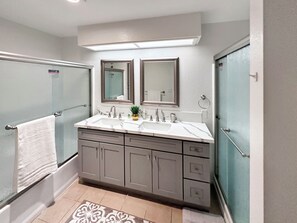 Bathroom - Luxurious spacious remodeled 2bd/2bth back house! (Hawthorne)
