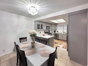Dining - Luxurious spacious remodeled 2bd/2bth back house! (Hawthorne)