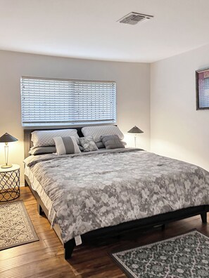 Room - Luxurious spacious remodeled 2bd/2bth back house! (Hawthorne)