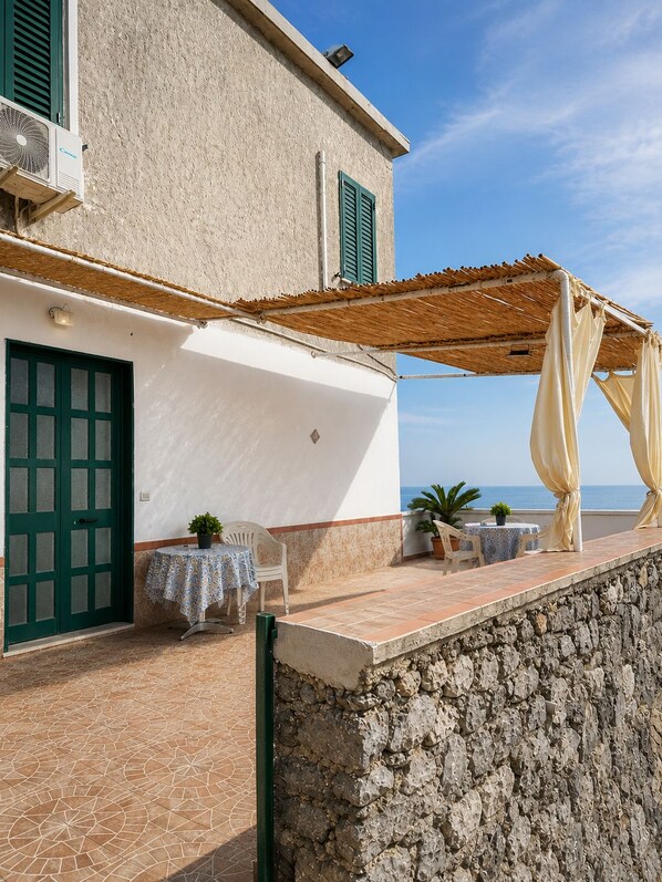 Outdoor dining - New Listing (Campania)