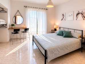 Room - New Listing (Campania)