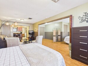 Room - Historic Downtown Loft: Walk to Shops, Dining & Attractions (Fort Scott)