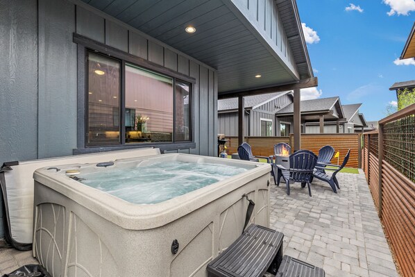 Terrace/patio - Single Level - Hot Tub, Fire Pit, Put-Put, 1 Pet (Flagstaff)