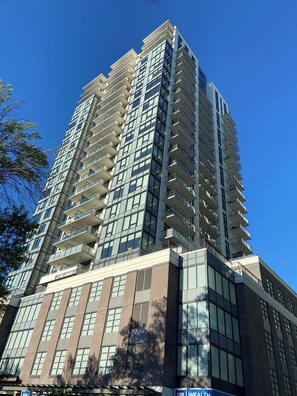 A high-rise building with multiple floors, large windows, and balconies. - DOWNTOWN LAKEVIEW LUXE 2BD apartment in marvelous Kelowna with AC and comfort (Kelowna)