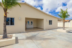 Step into luxury through this elegant, double-door entryway set within a private, palm-lined courtyard. Offering a grand welcome to your coastal retreat, it’s the ideal start to your getaway. - Mangel Halto Beachfront Villa-Ocean View Pool, BBQ (Savaneta)