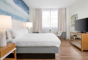 A hotel room with a bed, a TV, a desk, and a chair. - Marriott Vacation Club Studio 1 bathroom Miami Beach (Miami Beach)