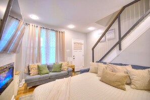 Room - Crown Suite Slps 7 2 Full BR Wd Floor Free ST Prk (Baltimore)