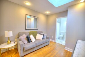 Living area - Crown Suite Slps 7 2 Full BR Wd Floor Free ST Prk (Baltimore)