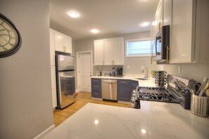 Private kitchen - Crown Suite Slps 7 2 Full BR Wd Floor Free ST Prk (Baltimore)