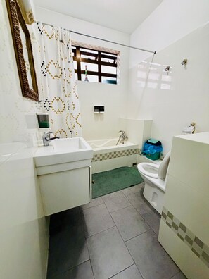 Ein Badezimmer mit Badewanne, Toilette und Waschbecken.